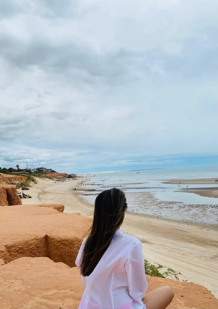 Às vezes, tudo o que a alma precisa é de um horizonte. Viajar não é apenas mudar de lugar, é permitir que o coração respire novos ares, enxergue novas possibilidades e se reconecte com aquilo que estava silenciado dentro de nós. O mar ensina sobre movimento: ele nunca permanece o mesmo, e ainda assim continua belo. Assim também somos nós — em constante transformação, aprendendo a seguir, a soltar e a confiar. Que essa imagem te lembre: a sua vida não termina onde os seus olhos conseguem ver hoje. Existe um infinito de possibilidades esperando por você. 📍2025 | Fortaleza-CE
