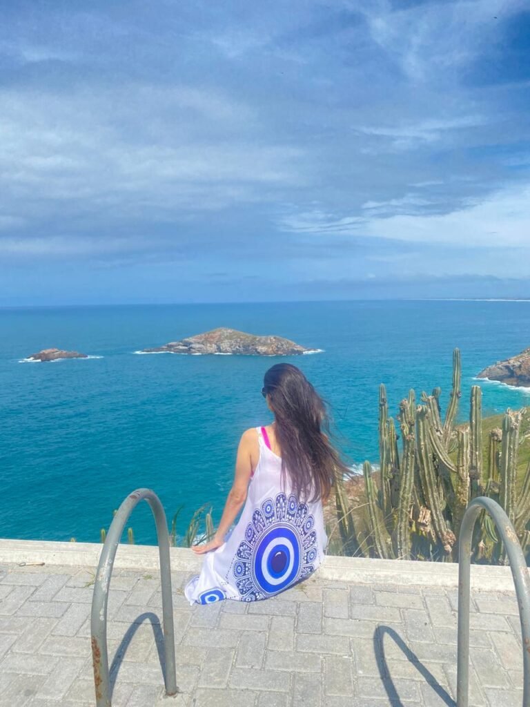 Viajar sozinha foi muito mais do que conhecer um lugar novo. Foi um ato de coragem. Que nunca nos falte a ousadia de ir, mesmo quando o destino assusta, porque algumas das jornadas mais transformadoras da vida começam quando decidimos confiar em nós mesmas. 📍2024 | Arraial do Cabo- RJ